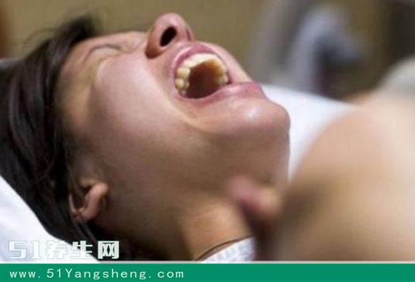 产妇生下女娃, 婆婆狠心给孩子穿了件衣服, 还不到2天的宝宝死了