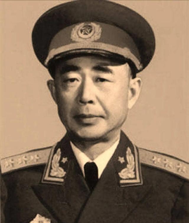 1959年，陈明仁去北京开会，带枪进了会场。大会秘书长彭真让贺龙帮忙，把陈明仁的