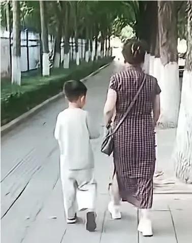 杜新枝越来越漂亮了呢，很喜欢古典美的旗袍，带着孙子，享受天伦之乐。杜新枝其实需