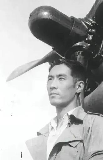 1944年，飞行员王光复炸完日军军列往回飞，路过日军荆门机场，撞见几架敌机正降落