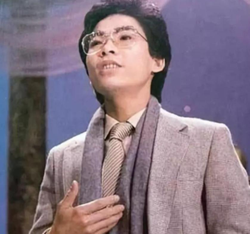 1984年，当歌手张明敏知道自己的国家拿到了亚运会的主办权，但是资金不够只剩下六