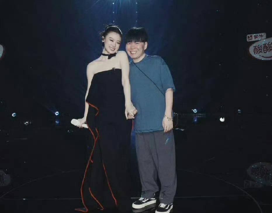 常石磊和单依纯合影的表情，感觉自己遇到了“偶像”和依靠！