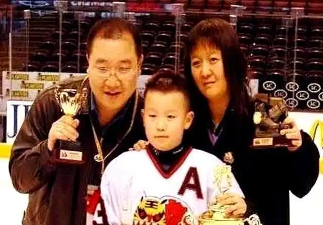 那会儿，梁欢压根不听宋丹丹哭诉，一门心思非要嫁给英达。亲哥梁天实在没辙，直接双膝