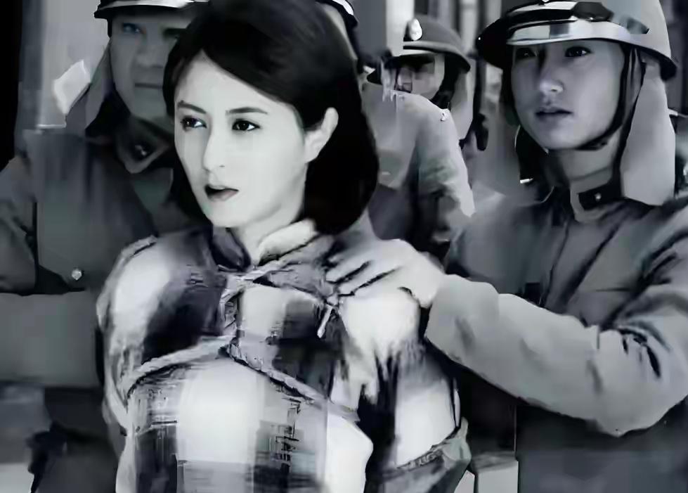 1943年17岁女兵被汉奸抓住，枪响前伪军长官一把拽走她，当晚门从里面闩上了1