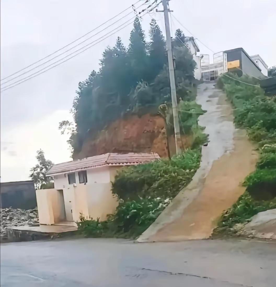 这坡一般suv都上不去吧[捂脸哭]