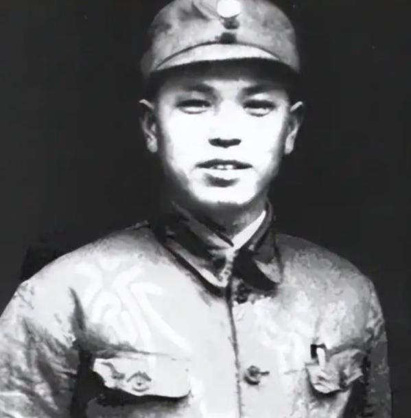 1941年皖南九千人被围歼，傅秋涛偏带着孕妻冲出去了——护他突围的，是一支从未露