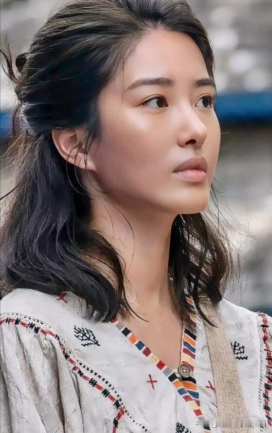 都说刘亦菲是如何的美，其实她看着还没有杨采钰的颜值高。杨采钰五官精致，高鼻梁