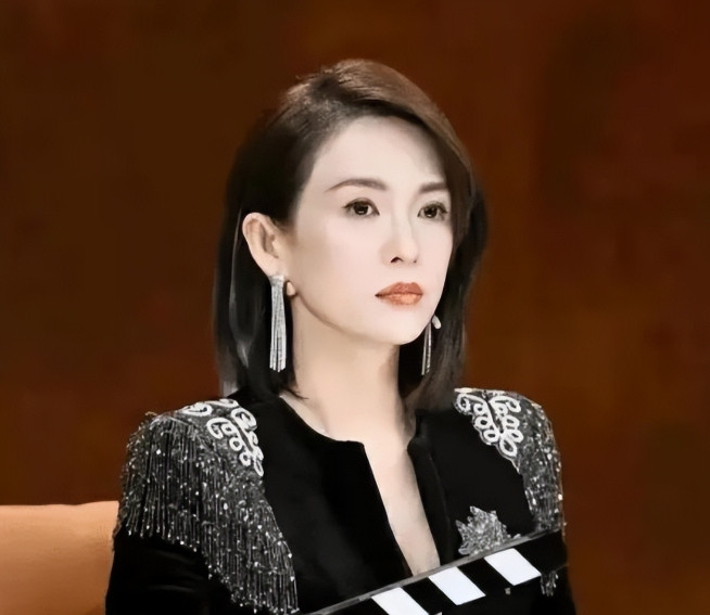 2009年，一群穿着迷彩服戴墨镜的男子闯进酒店问保安：“章子怡住几层？”之后站在