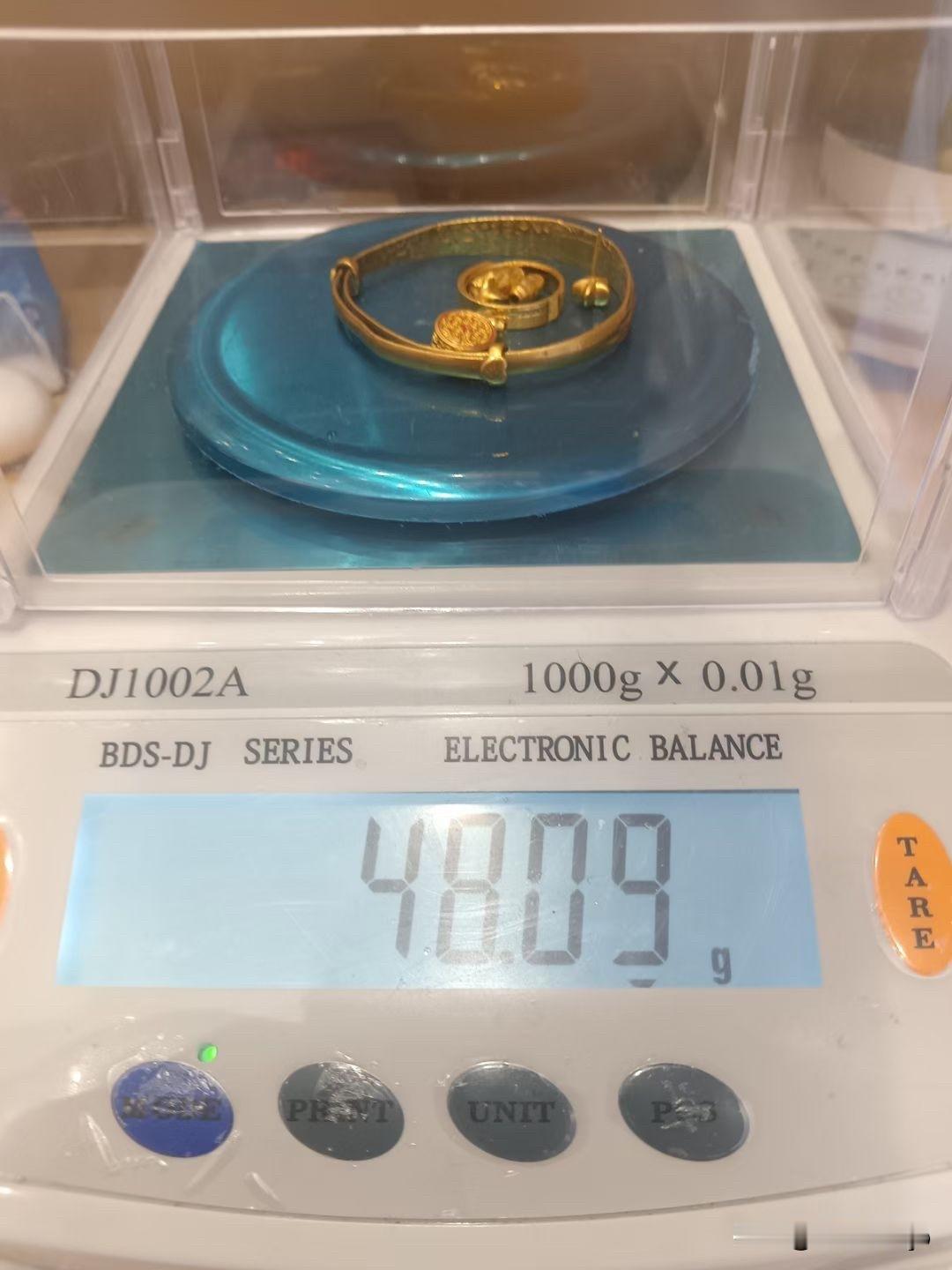 最近想配点黄金对冲波动，特意把黄金ETF和实物黄金的区别摸得门清。黄金ETF直