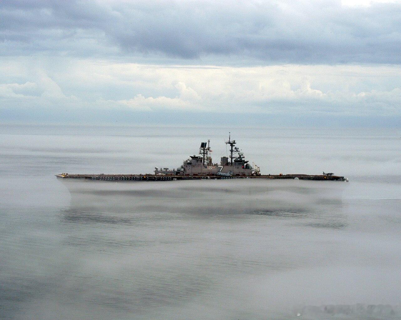 2006年雾中的LHD-7USSIwoJima硫磺岛号两栖攻击舰军事历史全