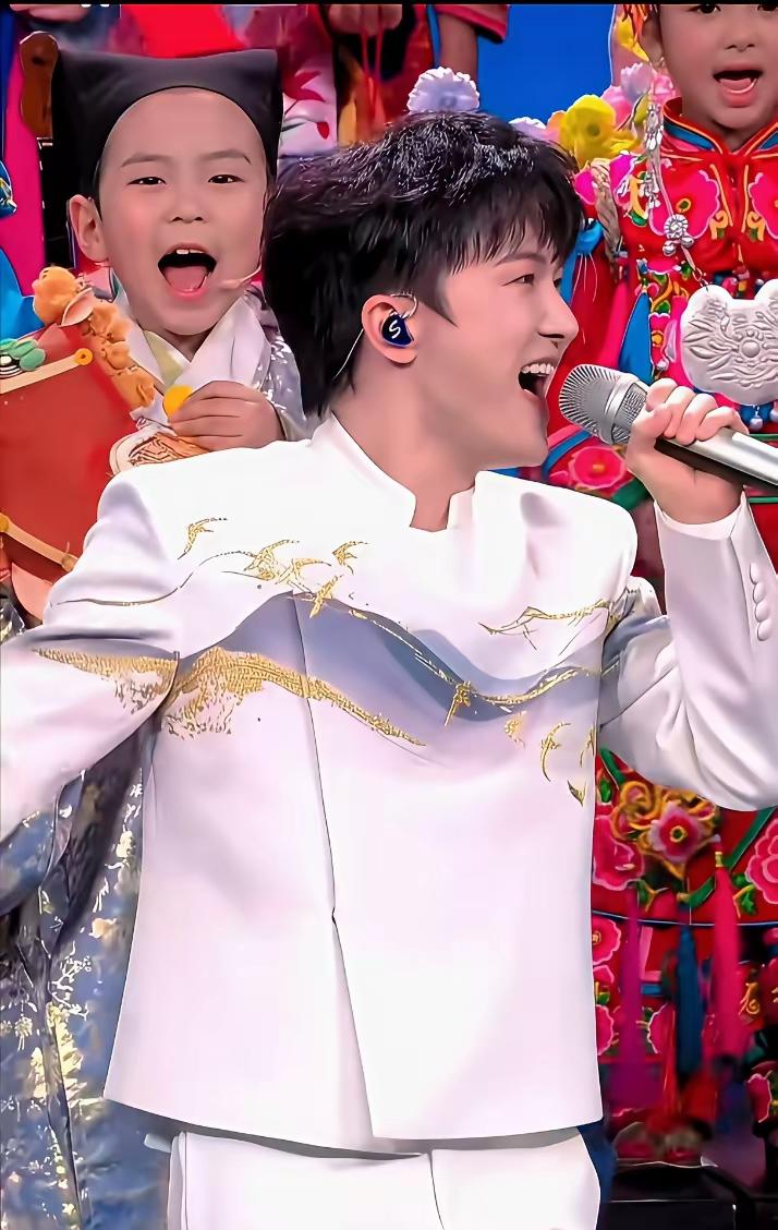 看了今年的春晚，给我最大意外的就是周深了，不是意外他年纪轻轻，就5次登春晚，