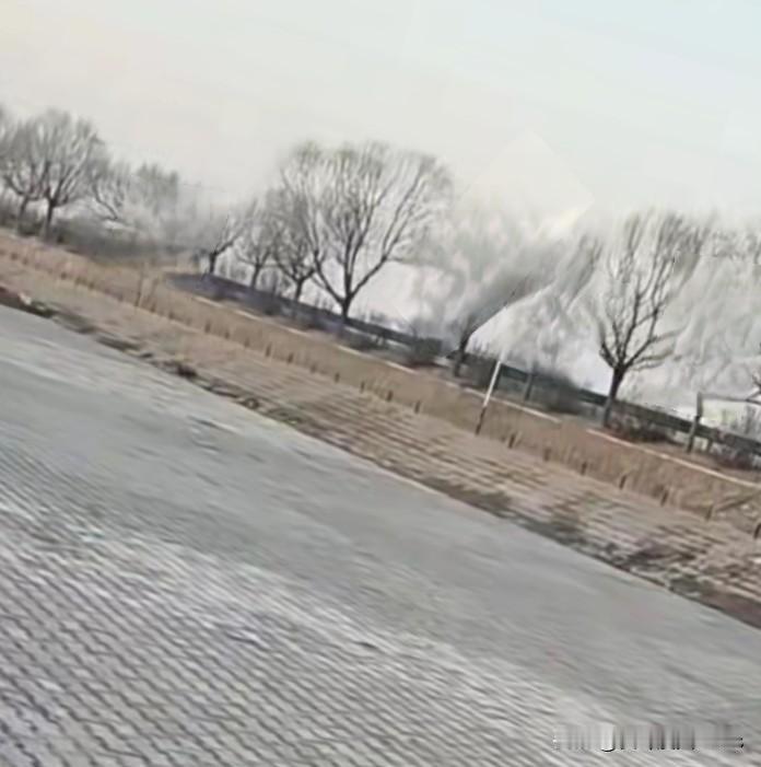 别骂了！河道铺满石砖真不是胡闹，专家揭秘其中对抗自然的智慧看到河道里铺地