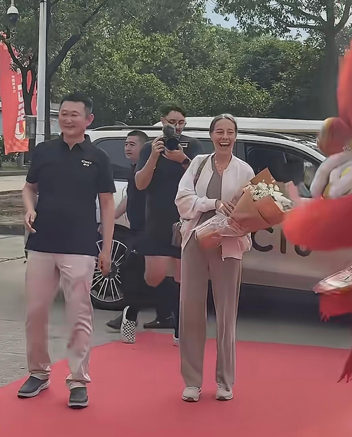 德比斯的这趟中国行，让他跟媳妇杰西卡的感情更稳定了。为什么这么说？因为杰西卡没料