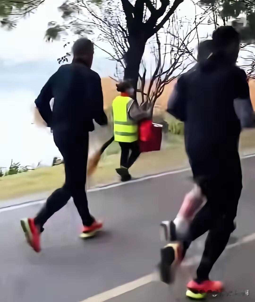 一看就知道不是一名保洁员，哪个真正的保洁员能出现在那样一个场合？所以，网友们怀疑