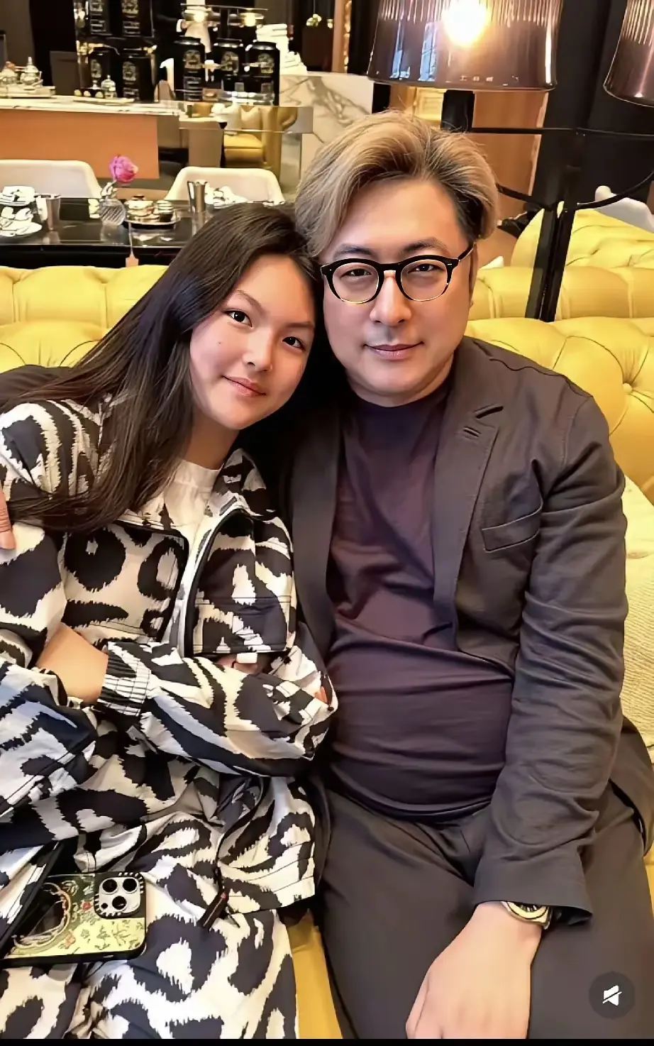 这父女俩简直是一个模子刻出来的，太像了
