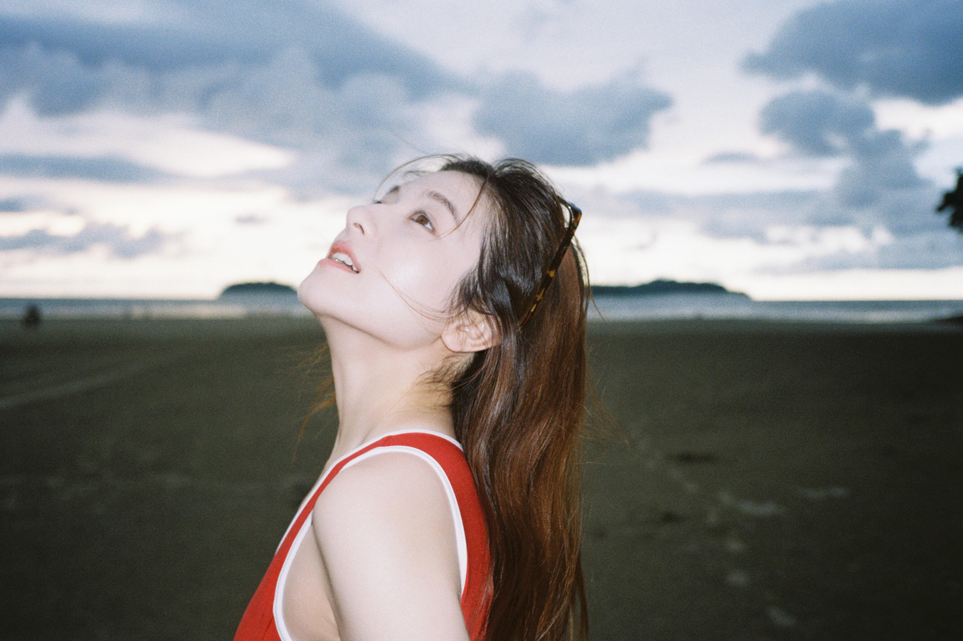 “在海边记录下自由明媚的李兰迪”李兰迪