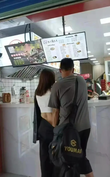 公共场合还是要注意影响