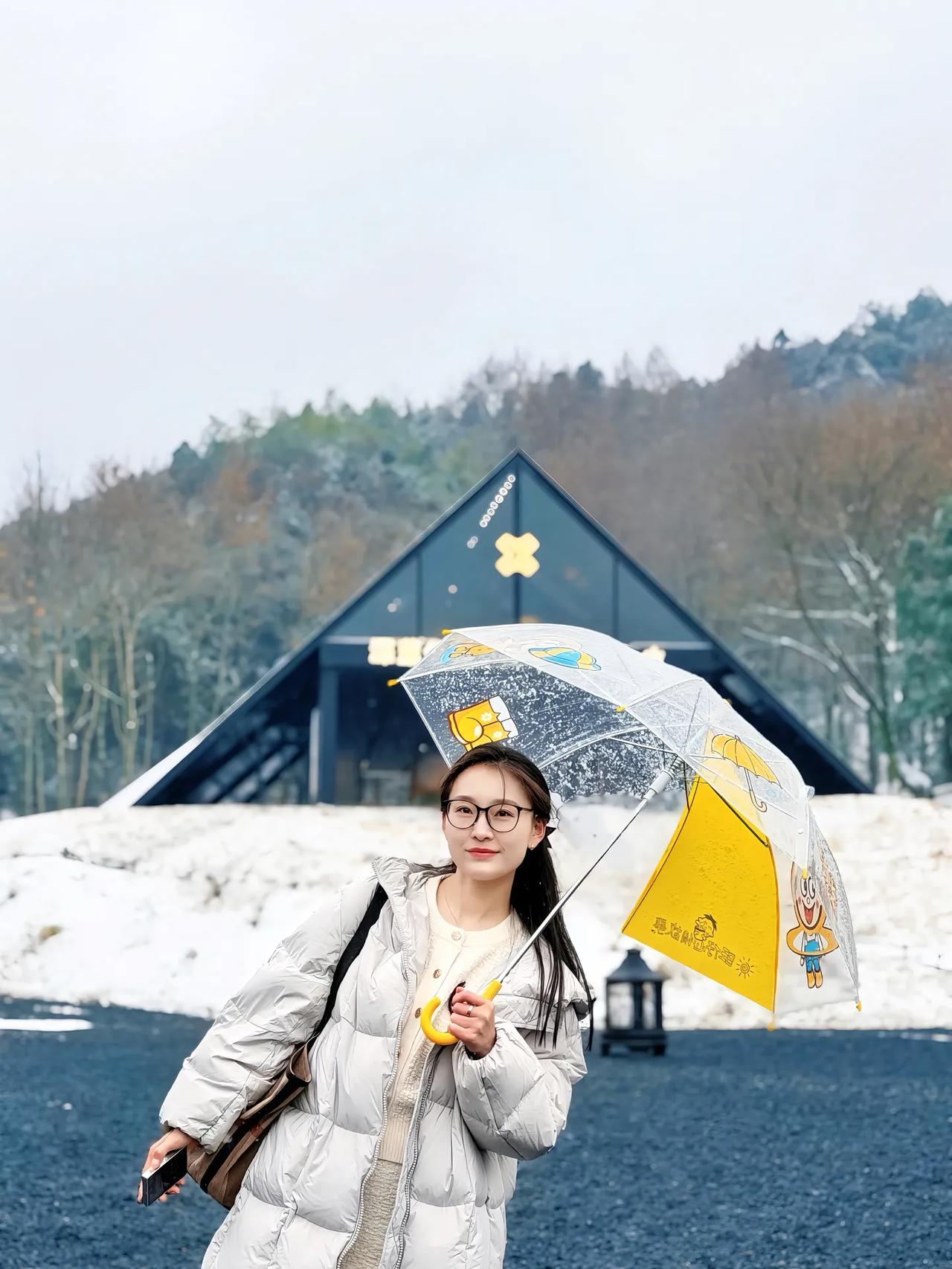 冬日漫步，雪中撑伞，温暖相伴