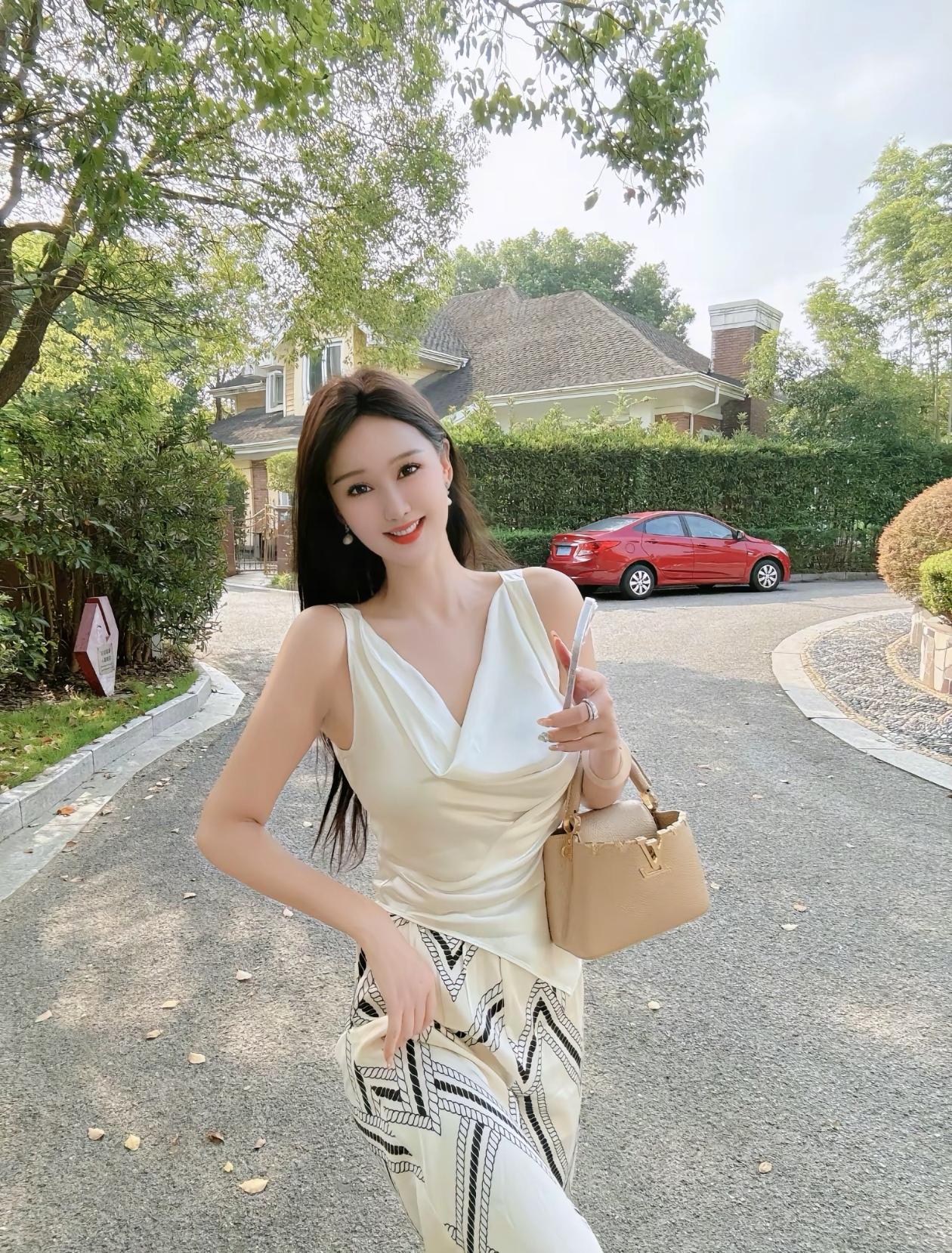 优雅夏日穿搭，白色连衣裙搭配米色手袋，轻松自在。