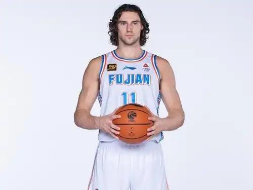 CBA最新消息：据山东男篮官方宣布，球队与身高215㎝的大外援斯蒂尔签约。本赛季