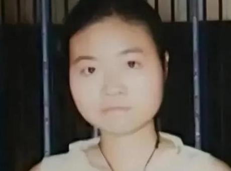 一名在读女研究生带着亲生母亲一同住校，母女二人挤在宿舍同睡一张床铺，仅仅过去两个