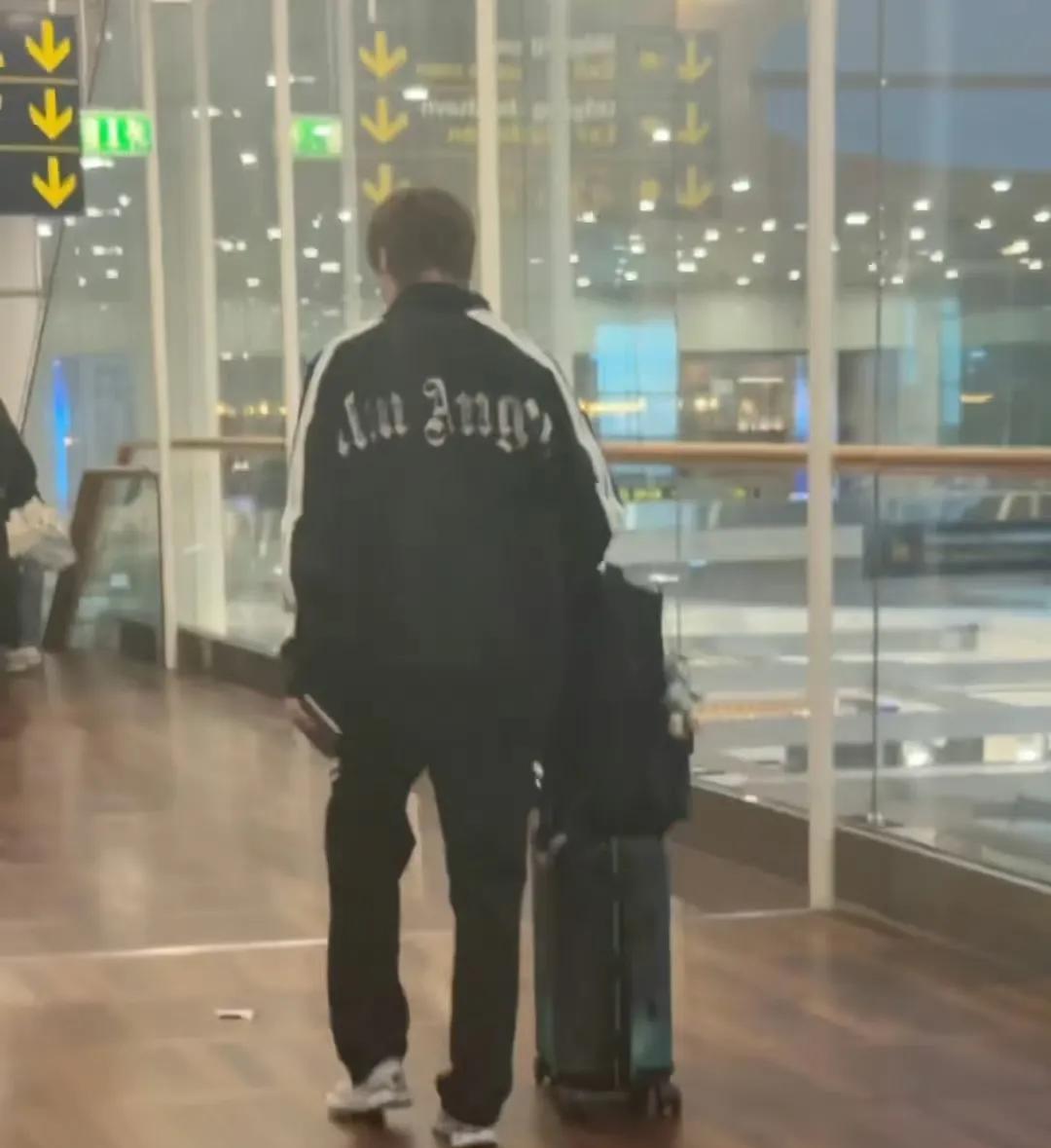 王曼昱跟随国乒大部队一同落地丹麦首都哥本哈根，已经是当地时间晚上7点多，曼昱穿了