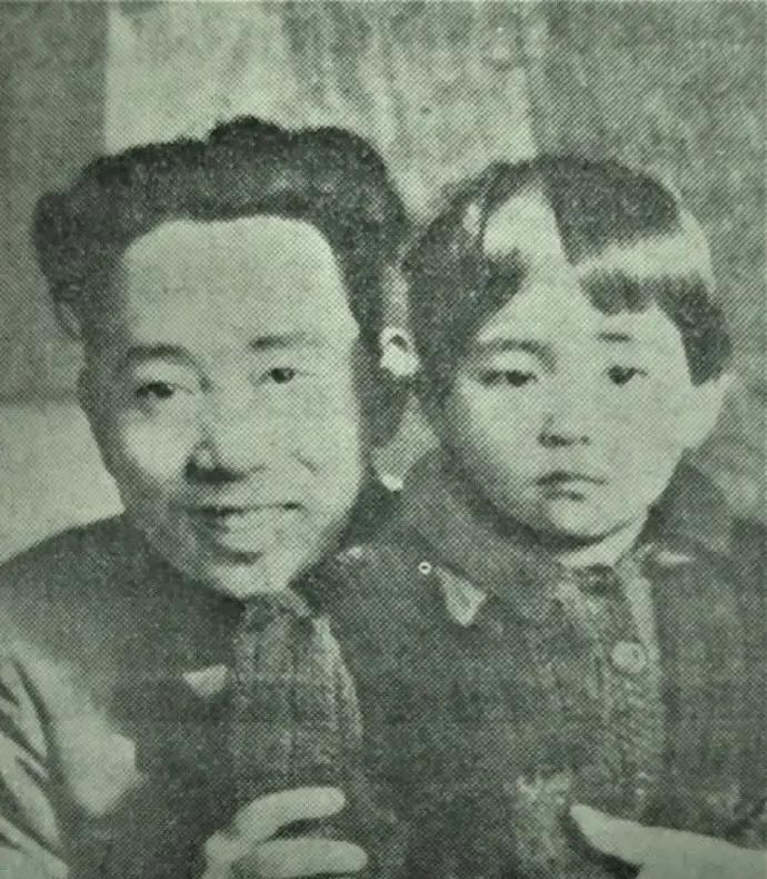 【刘亚楼与林豆豆珍贵同框】老照片里，刘亚楼将军臂弯环着幼时林豆豆，掌心轻托孩子肩