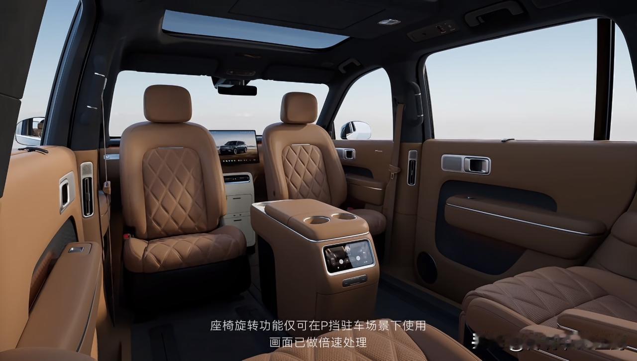 看下来，小米澎程的内饰亮点大都集中在功能性方面了，比如：纯平地板、超长滑轨、座椅