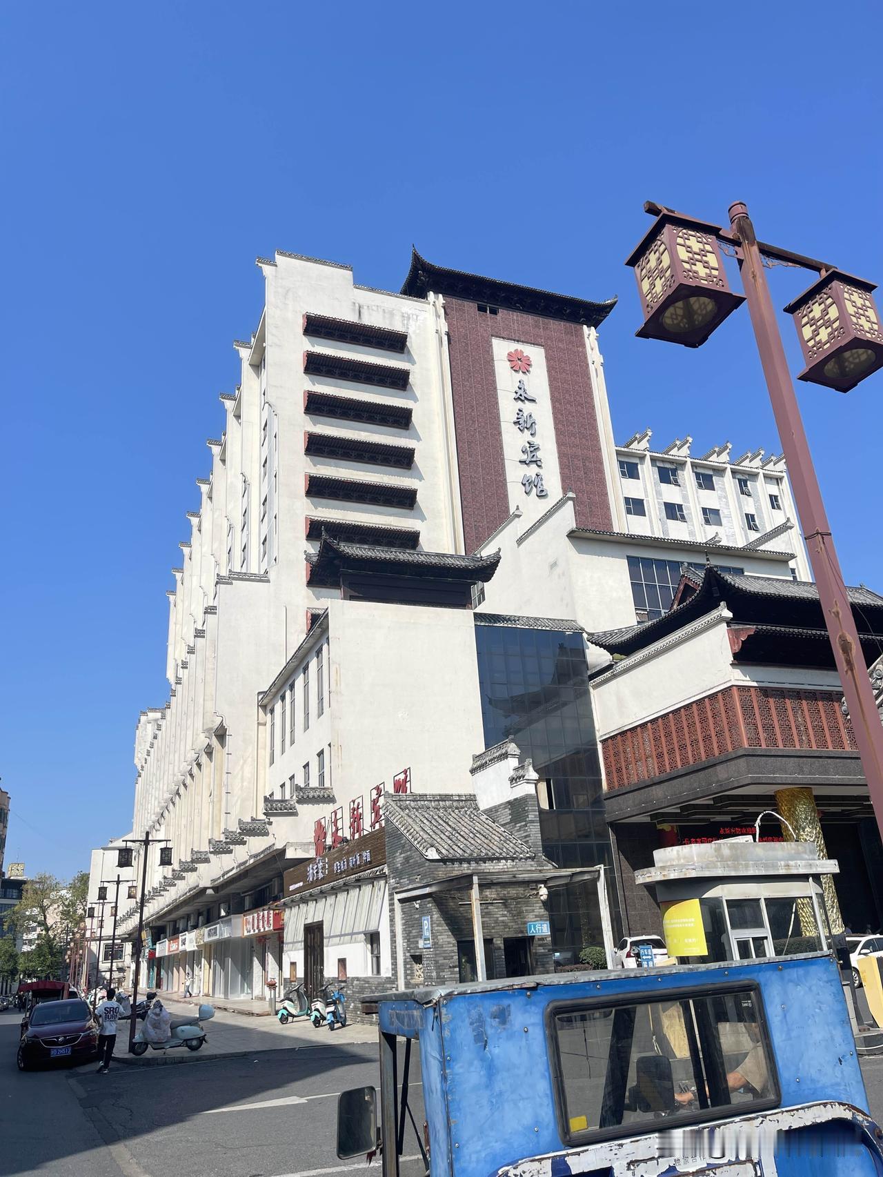 国庆回来，村里的商品店里面麻将声声入耳，麻将这一国人的爱好，充当着消磨大部分村民