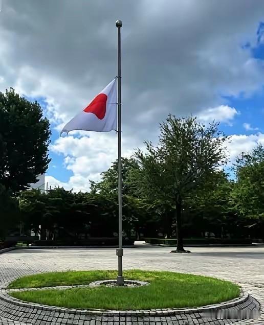 朱总走了，日本下了个半旗，以示致哀。这又招来一群无脑英雄的攻击，说没安好心之