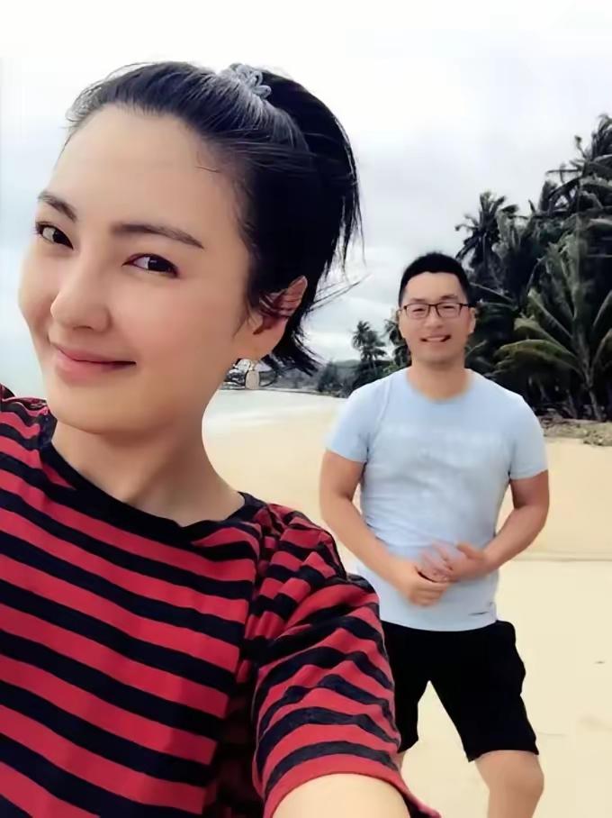 2016年7月，张雨绮与富商袁巴元相识，仅70天便闪婚，还生下一对龙凤胎。2