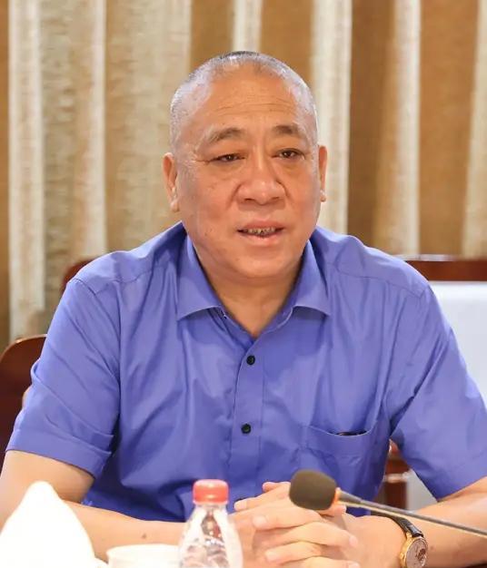 河南矿业老板崔培军说：今年要采购上千个机器人。机器人的采购上岗是为了减轻工人的工