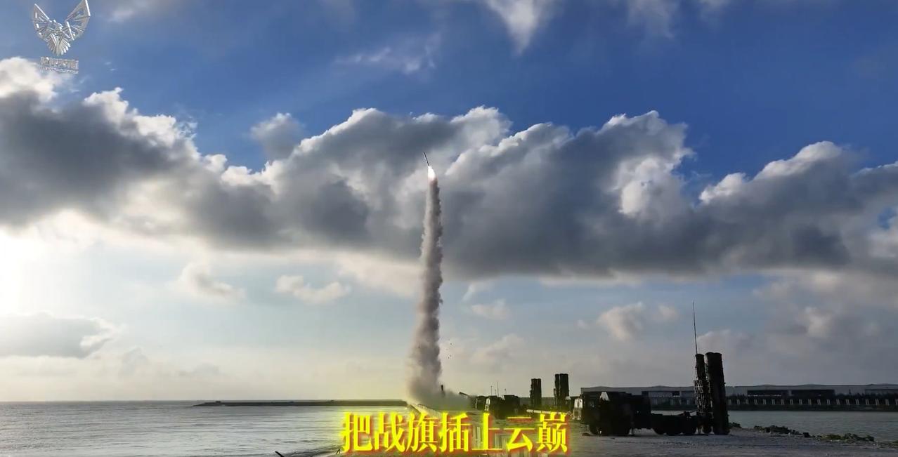 空军防空营在西沙群岛的永兴岛上进行实弹射击训练，远端那台发射车正在发射导弹，这发