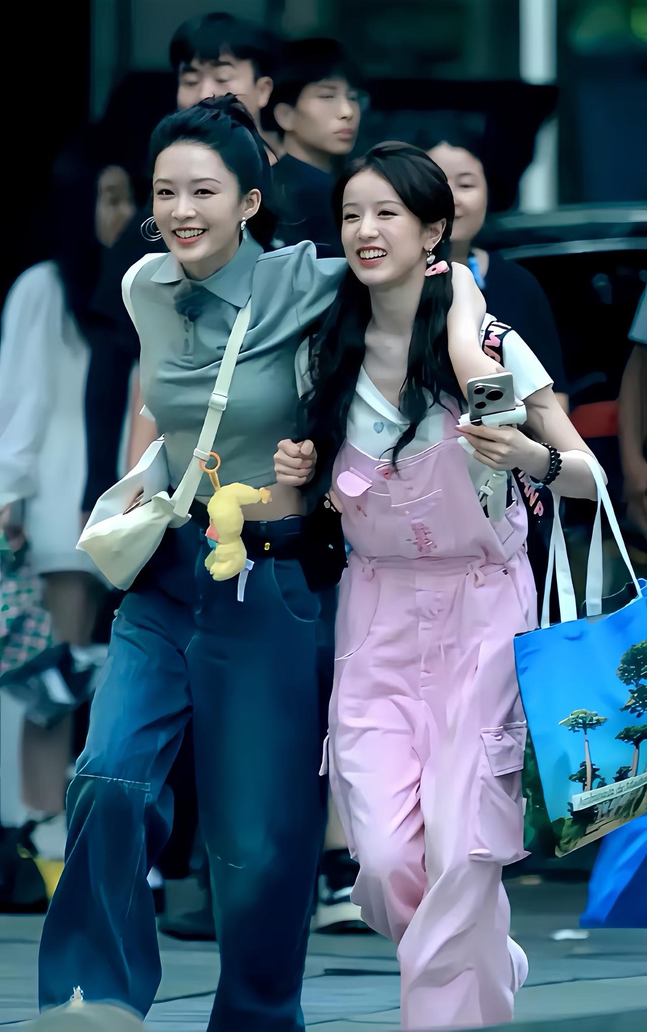 李沁综艺路透，她搂着一位美少女大步向前走，笑的好明媚啊。