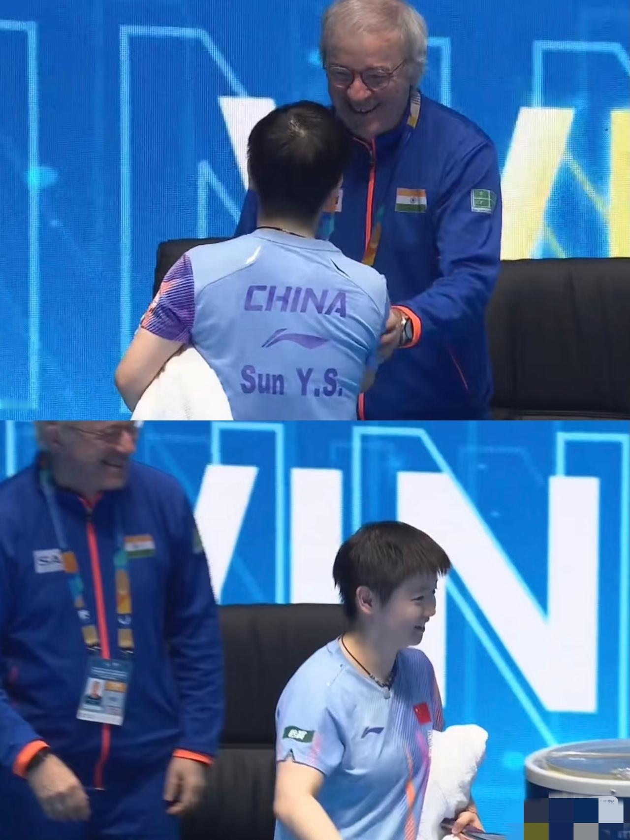 找莎莎签名的教练，说签名只有莎没有孙，就是他了!看看多可爱，对莎莎太稀罕了。会