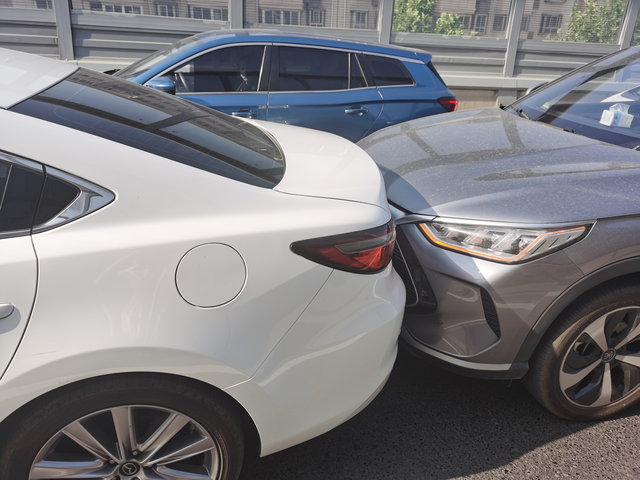 追尾马自达早上赶时间一不留神追尾马自达，大致看了下前脸也没啥问题貌似，还好速