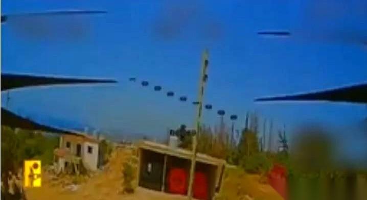 黎巴嫩南部，一名以色列士兵正在空地上挪动，突然，他脚步一顿，猛地抬头。一个黑点