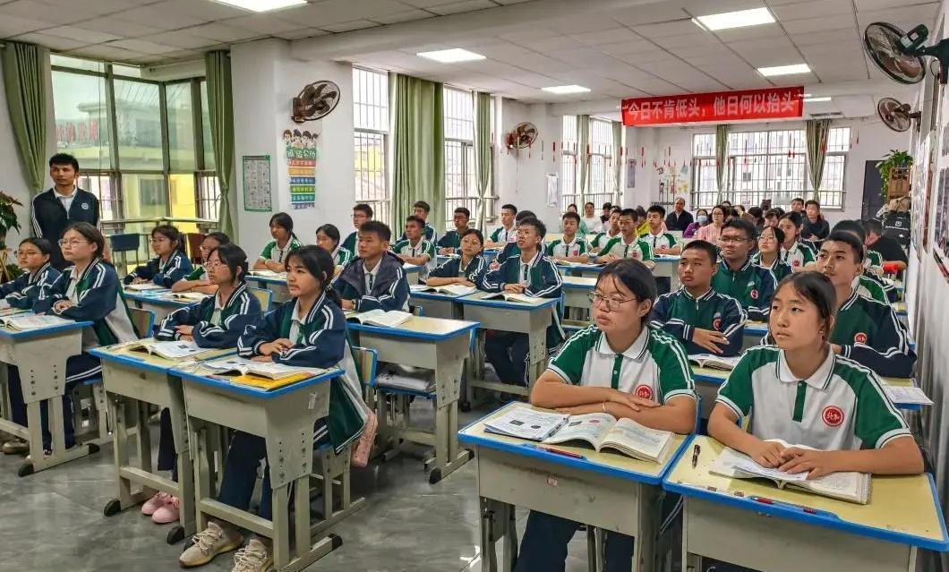 到了初中，你会发现：1、初中的成绩，差的在初一就定型了；初一好的，就看初二，