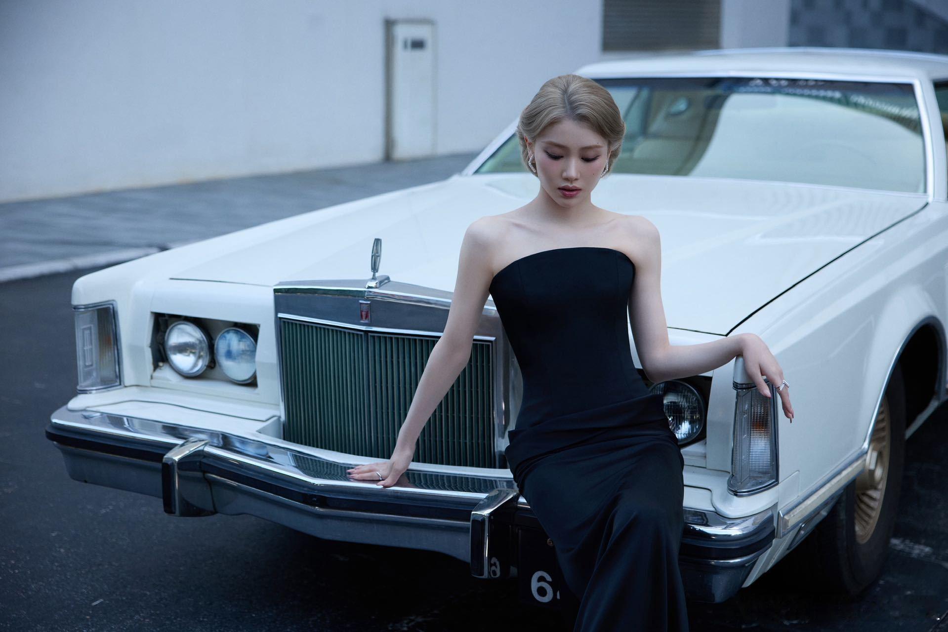 沈小婷复古千金谁懂啊家人们！沈小婷这套黑色礼裙look简直是从老电影里出逃的复