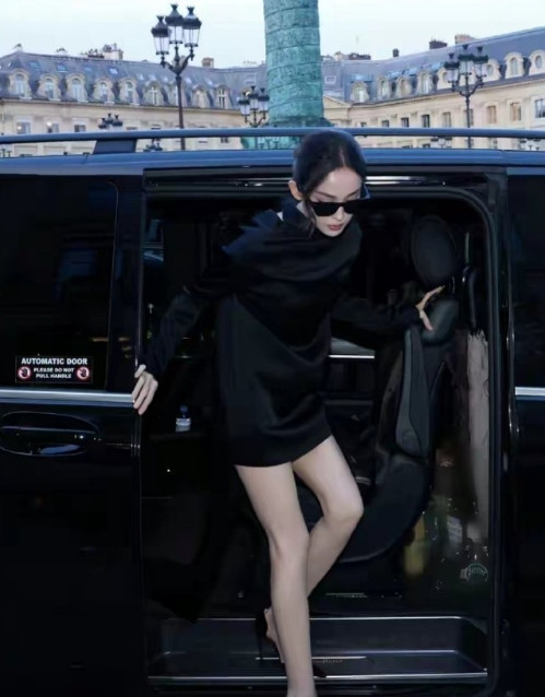 33岁娜扎现身机场出发横店1米72真的又高又白一双大长腿姐姐好美​​​