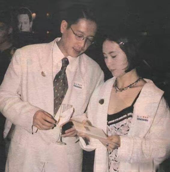 提起何超琼和许晋亨的婚姻，普遍的看法，他们是家族联姻、父母之命。我想，不是这样。
