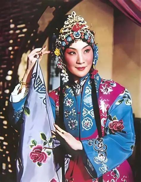 1966年，“京剧皇后”言慧珠，上吊前，她牵着11岁的儿子，跪在丈夫俞振