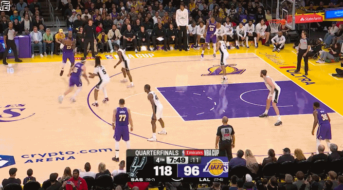 只看图1这个回合，我觉得除了斑马，没有人能做到既站在保护篮下的位置，又能扑出去改