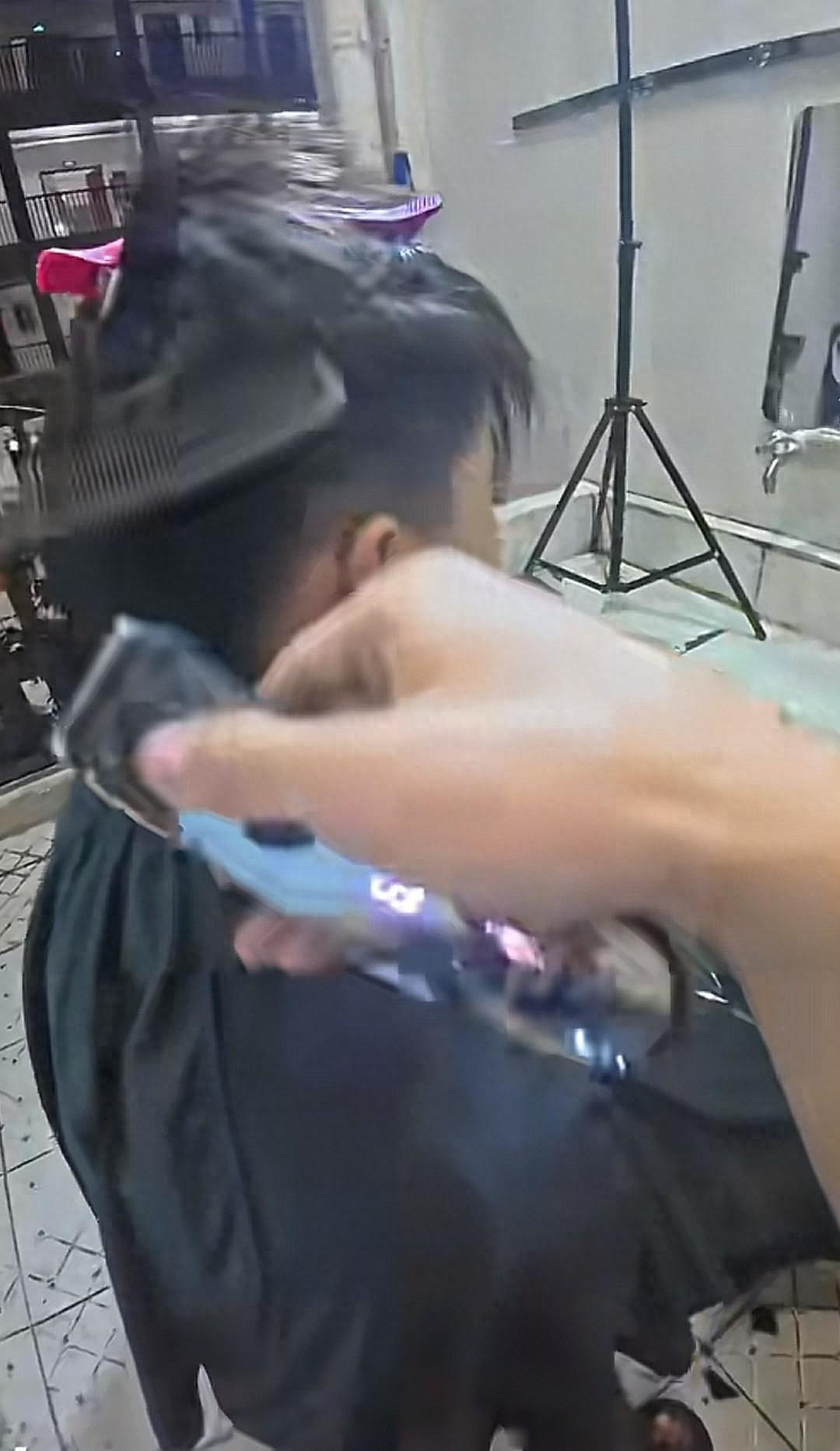 “销售鬼才！”广西百色，一大学生把自己宿舍阳台改成了理发店，工具一应俱全，前来理