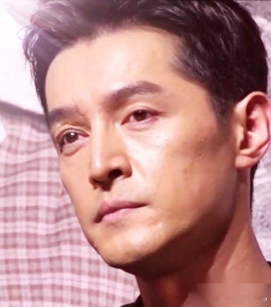 男明星千万别轻易整容，看看胡歌就明白了。近日，胡歌出席活动，真是人比人，没法