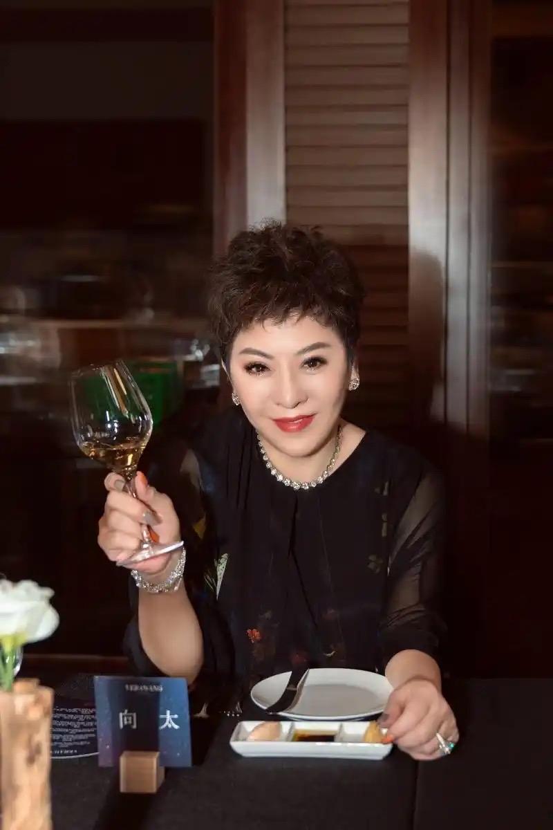 向太说：没有讲过郭碧婷一句坏话，她要什么我就买。她是个“大地主”，她娘家边上的空