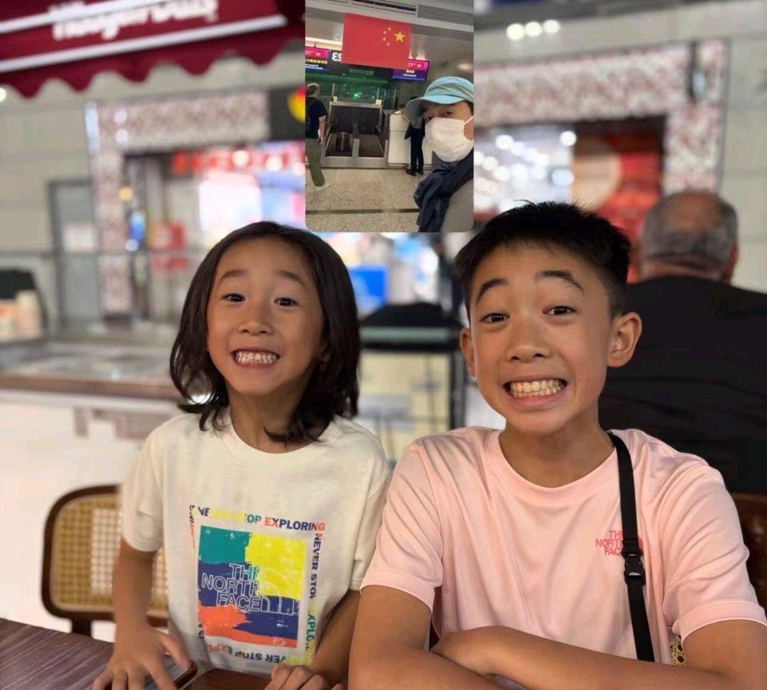 10月1日，陈小春晒俩儿子的视频合照，兄弟俩和爸爸视频的画面。12岁的大儿子J