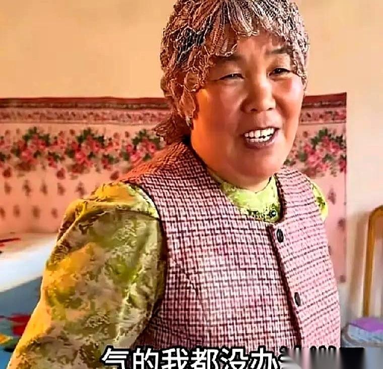 女人病得直打晃，还得死撑着站在灶台前炒菜。她男人在旁边飘来一句：“装啥呢？我看