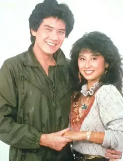 1982年，22岁的费翔和21岁的叶倩文私定终生，他俩跪在费翔的母亲面前，费翔母