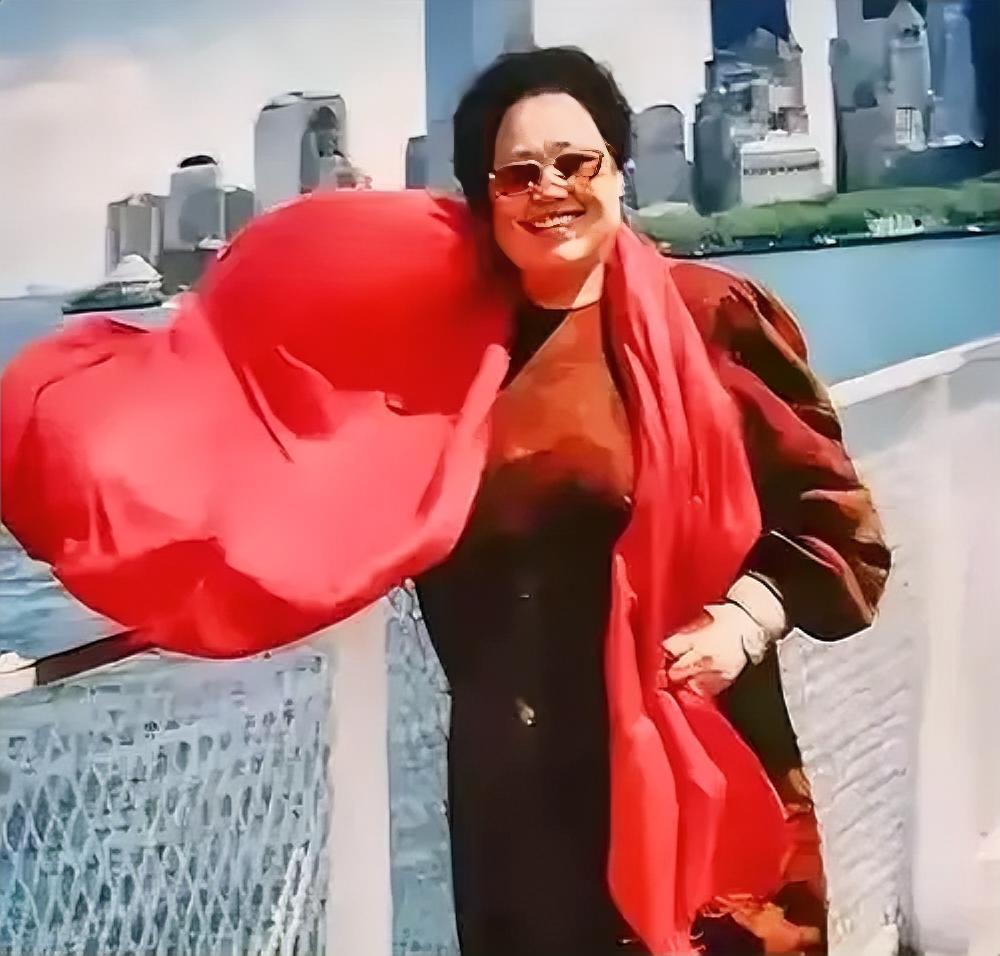 迟重瑞灵堂喊36年“董事长”：别再用世俗偏见，糟蹋他们的深情灵堂里，迟重瑞